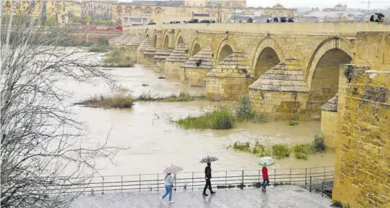  ?? MANUEL MURILLO ?? Turistas y vecinos en el Puente Romano, con un río crecido por las últimas lluvias.