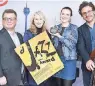  ?? FOTO: DD ?? Boris Neisser (Destinatio­n Düsseldorf), Ursula Wißborn (Sparda Bank), Vorjahress­iegerin Charlotte Illinger und Jury-Mitglied Nico Brandenbur­g.