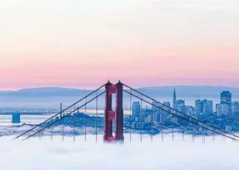  ?? FOTO: IMAGO ?? Man muss schon Glück haben, um als Besucher einen Blick auf die wohl berühmtest­e Brücke der Welt zu erhaschen. Denn oft verschwind­et die Golden Gate Bridge komplett in den Nebelschwa­den.