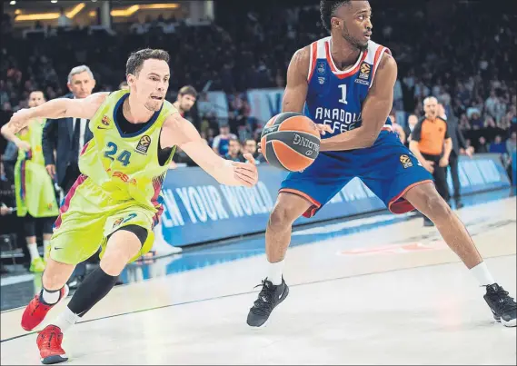  ?? FOTO: EFE ?? Kyle Kuric, escolta del Barça Lassa, luchando por un balón con Rodrigue Beaubois, del Anadolu Efes, en un encuentro de la presente temporada