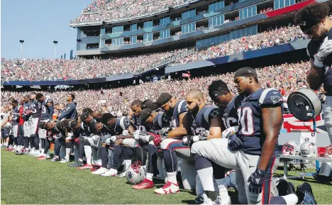  ?? MICHAEL DWYER/THE ASSOCIATED PRESS ?? New England Patriots players kneel during the U.S. national anthem. They were among more than 200 across the NFL who did the same on Sunday.