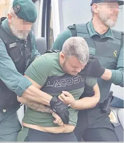  ?? ROMÁN RÍOS (EFE) ?? Agentes de la Guardia Civil trasladan a los juzgados a uno de los detenidos.