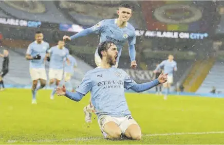  ??  ?? El City supró al Aston Villa en un partido plagado de ocasiones pero que no vio goles hasta los 10 últimos minutos y ambos en la portería del Aston Villa que cedió frente a los `citizens' // AFP