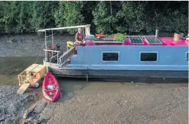  ?? Pics: Paul Gillis ?? Barge owners had to be rescued after a sluice gate failure on the River Avon led to a dramatic drop in the water level