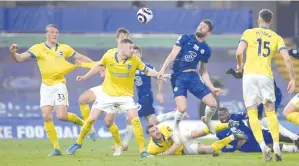  ?? - AFP photo ?? Chelsea’s French striker Olivier Giroud (2R) heads at goal but fails to score during the match against Brighton and Hove Albion at Stamford Bridge.