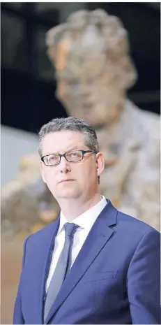  ?? FOTO :JENS SCHICKE/ LAIF ?? Thorsten Schäfer-Gümbel steht 2018 vor der Statue von Ex-Kanzler Willy Brandt in der Berliner SPD-Zentrale.