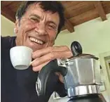  ??  ?? GIANNI E LAMOKA Gianni Morandi, 72, è un amante del rito del caffè, in casa o al bar.
