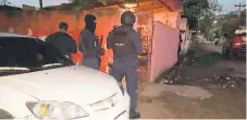  ??  ?? OPERATIVO. La Policía ejecutó los allanamien­tos en Choloma.