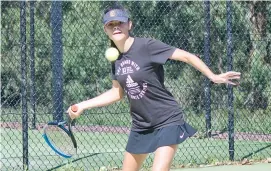  ?? Photos - MICHAEL ROBINSON ?? Right - Kyra Manukau plays a forehand shot during her singles match.