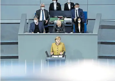  ?? [ www.imago-images.de ] ?? Ist die demokratis­che Politik zu langsam? Kanzlerin Angela Merkel bei ihrer jüngsten Rede im Parlament am 11. 2.