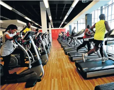  ?? Picture: ROBERT TSHABALALA ?? BUFF: Fitness devotees at Virgin Active, Soweto. Gym fees are set to fall as competitio­n increases