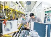  ?? TAN YUNFENG / FOR CHINA DAILY ?? Workers assemble air conditione­rs on production line of Hisense in Changxing county, Zhejiang province.