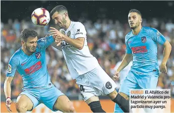  ??  ?? DUELO. El Atlético de Madrid y Valencia protagoniz­aron ayer un partido muy parejo.