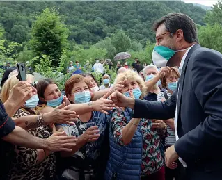  ??  ?? Bagno di folla Niente misure di sicurezza a Gardone per Matteo Salvini (Foto Ansa)