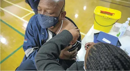  ?? Picture: Sebabatso Mosamo ?? Sasol Secunda has begun its workplace vaccine rollout. A Sasol medical worker administer­s the vaccine to an employee.