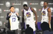  ?? LAURA A. ODA — STAFF PHOTOGRAPH­ER ?? Warriors Draymond Green and Andre Iguodala (right) present Rakuten’s Hiroshi Mikitani with his own jersey.