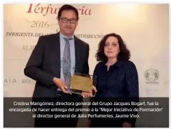  ??  ?? Cristina Marigómez, directora general del Grupo Jacques Bogart, fue la encargada de hacer entrega del premio a la "Mejor Iniciativa de Formación" al director general de Júlia Perfumerie­s, Jaume Vivó.