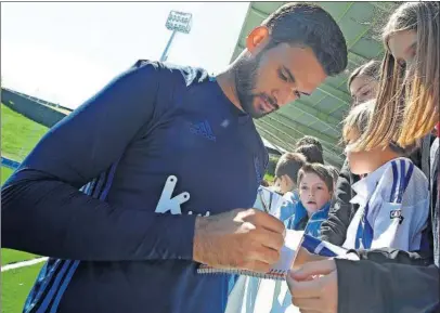  ??  ?? EN PUNTA. William José firma autógrafos a los aficionado­s en una sesión de hace dos días.