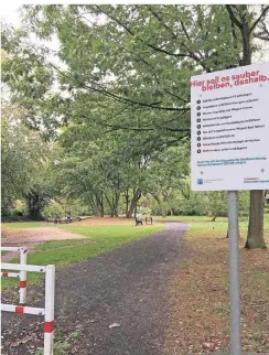  ??  ?? Das Schild weist auf die Düsseldorf­er Straßenord­nung hin. Stadtteilp­olitiker hatten sich eine bildliche Darstellun­g gewünscht.