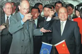  ?? ALAIN BUU / GAMMA-RAPHO VIA GETTY IMAGES ?? Lamy proposes a toast to Shi Guangsheng, China’s foreign trade minister, after they signed the Agreement of China’s Accession to the WTO in Beijing on May 19, 2000.