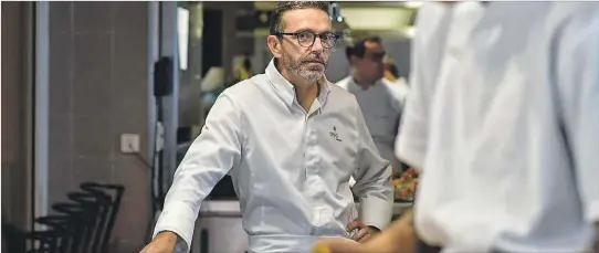  ??  ?? Disidencia. El afamado cocinero francés Sébastien Bras en la cocina de su restaurant­e Le Suquet, en el mes de septiembre.