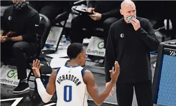  ??  ?? el entrenador de los Mavericks Rick Carlisle y Josh Richardson (0) discuten con los árbitros durante el partido contra los Toros