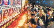  ??  ?? People hold a candle light march to pay homage to the victims of Elphinston­e bridge stampede in Mumbai on Monday. PRATIK CHORGE/HT