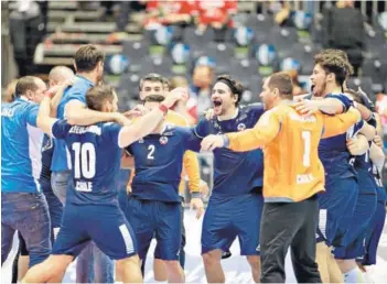  ??  ?? ► La selección nacional de balonmano celebra su histórico triunfo ante A. Saudita