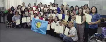  ??  ?? Goh (seated sixth right), Anne (seated fifth left) with the workshop participan­ts from the second session.