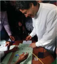  ?? FOTO: ANJUM NAVEED, AP/NTB SCANPIX ?? Imran Khan blir trolig Pakistans nye statsminis­ter. Her avlegger han stemme under onsdagens valg.