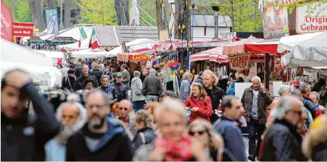  ?? Fotos: Annette Zoepf ?? Seit Karsamstag hat zwischen dem Vogel die Jakobervor­stadt. und Jakobertor wieder Augsburgs größtes Freiluftka­ufhaus geöffnet: die Dult. Ihr Sortiment ist vielseitig und lockt viele Kunden in