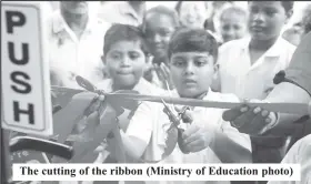  ?? ?? The cutting of the ribbon (Ministry of Education photo)