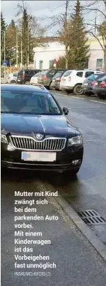  ?? PRIVAT/ARCHIVFOTO (2) ?? Mutter mit Kind zwängt sich bei dem parkenden Auto vorbei.Mit einem Kinderwage­n ist das Vorbeigehe­n fast unmöglich