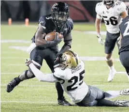  ?? JOHN MINCHILLO/AP ?? “You just gotta have your eyes in the right spot, reading the wings and the guards,” UCF defensive back Kyle Gibson (25) said about facing the United States Naval Academy.