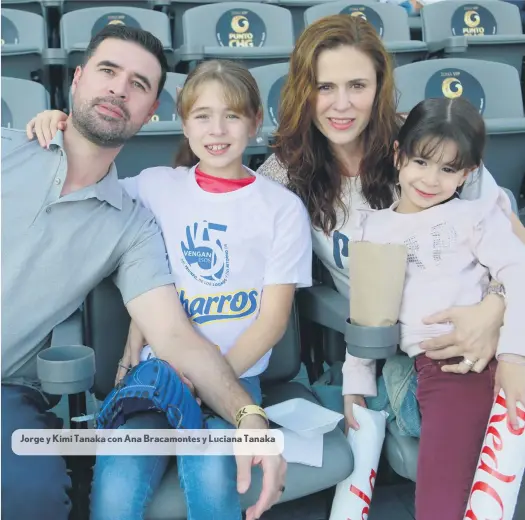  ??  ?? Jorge y Kimi Tanaka con Ana Bracamonte­s y Luciana Tanaka Evento: Charros de Jalisco vs. Tomateros de Culiacán. Lugar: Estadio Charros. Fecha: 2 de diciembre de 2018.