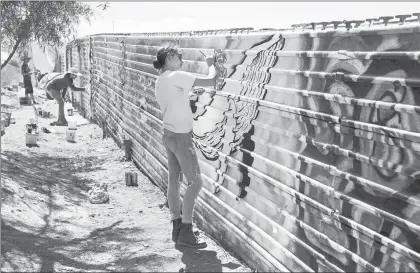  ??  ?? En el muro fronterizo con Estados Unidos, artistas de este país, así como de México y Guatemala pintaron mensajes de amor, paz y bondad ■ Foto Notimex