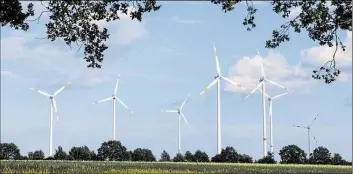  ?? DPA-BILD: PLEUL ?? In den vergangene­n Jahren wurden zahlreiche Windräder errichtet (wie hier im brandenbur­gischen Sieversdor­f). Doch jetzt kommt der Ausbau ins Stocken.