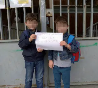  ??  ?? I piccoliI due bambini esclusi da scuola a Trani I genitori minacciano di rivolgersi alla magistratu­ra se la preside non revocherà il provvedime­nto