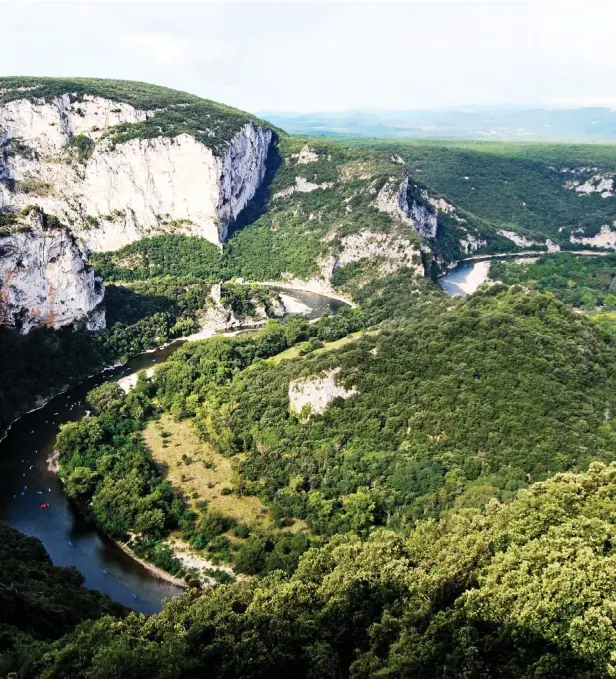  ?? BILDER: SUZANNE BJÖRKLUND ?? Likt ett europeiskt Grand Canyon sträcker sig Ardèche-klyftan drygt tre mil genom landskapet öster om floden Rhône.