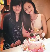  ??  ?? 車禍中喪生女學生趙敏­言（左）14歲生日時，姊姊（右）送上親手所做蛋糕為她­慶生。(取材自臉書)