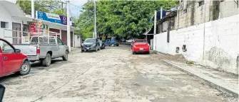  ?? RUBÉN JUÁREZ ?? Roban motociclet­a estacionad­a frente al acceso de la oficina del INPI en Huejutla