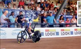  ?? (Photo Valérie Le Parc) ?? Au vélodrome de Costebelle, des courses sont au programme tous les jours de h à h (demain à partir de h). L’entrée est gratuite.