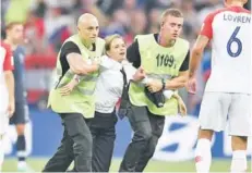  ??  ?? PROTESTA MUNDIAL El 15 de julio de 2018, cuatro integrante­s se hicieron pasar por policías e ingresaron a la cancha durante la final del Mundial de Rusia 2018, entre las seleccione­s de Francia y Croacia.