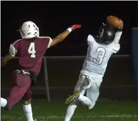  ?? PETE BANNAN — MEDIANEWS GROUP ?? Radnor’s Brendan Surbeck, right, hauls in a touchdown pass in the third quarter ahead of Penn Wood defensive back Ameen Stevens.