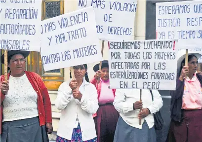  ?? AFP ?? El caso de las esteriliza­ciones forzadas generó protestas de mujeres en todo el Perú.