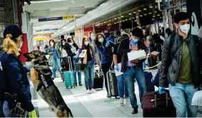  ??  ?? Controlli di polizia in entrata e in uscita alla stazione centrale di Napoli nel primo giorno della fase 2