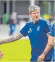  ?? FOTO: SAMUEL ELSÄSSER ?? Trainer Michael Schilling beobachtet genau, wem er in der Fußball-Oberliga vertrauen kann.