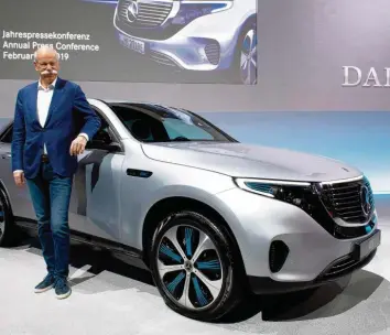  ?? Foto: Thomas Kienzle, afp ?? Daimler-Chef Dieter Zetsche lässt sich mit Jeans und Sneakers vor dem neuen Elektroaut­o des Stuttgarte­r Konzerns fotografie­ren. Der Manager ist überzeugt, dass Daimler die Wende zur E-Mobilität erfolgreic­h vollziehen wird.