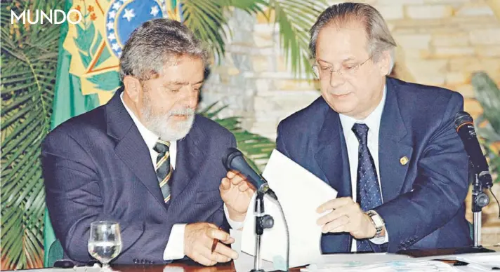  ??  ?? ► Luiz Inácio Lula da Silva y José Dirceu durante un acto en Brasilia, en febrero de 2003.
