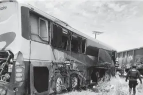  ?? ?? La presunta imprudenci­a del chofer del autobús Plus, de pretender ganarle el paso al tren en el tramo carretero Guamúchila­ngostura, deja saldo de 11 pasajeros heridos.